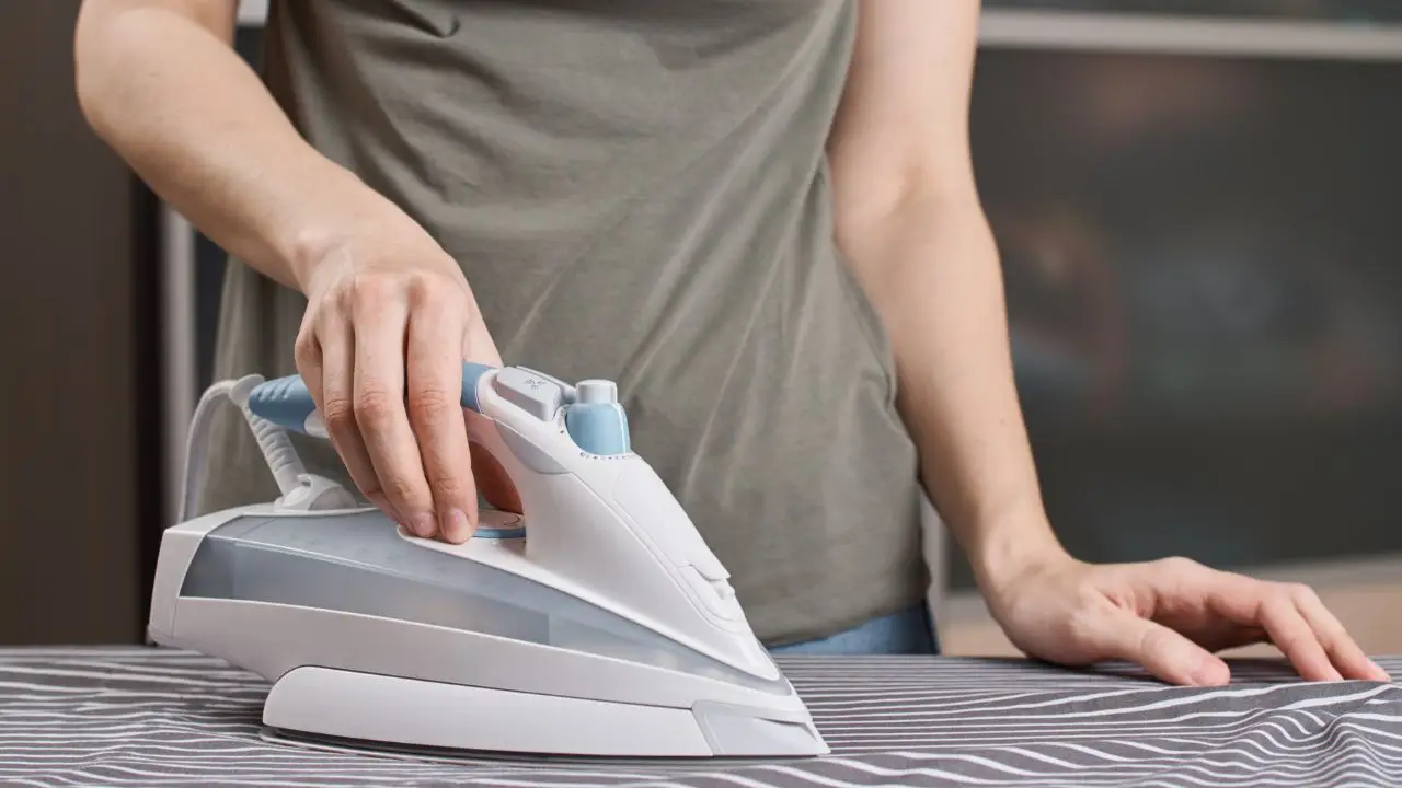 Hai fretta di indossare una maglietta bagnata? Il trucco con il ferro da stiro che la asciuga in 2 minuti