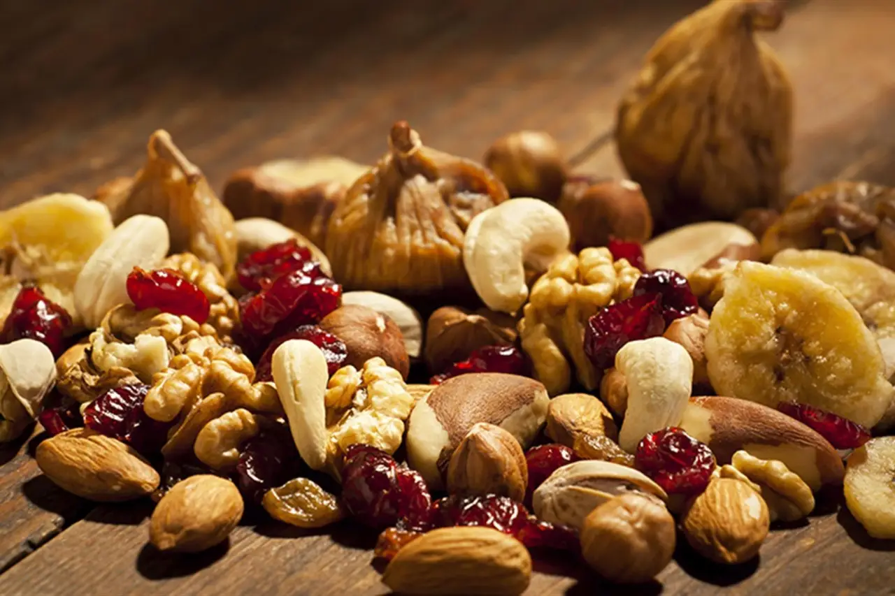 Perché limitare la frutta secca: effetti sul peso e sulla digestione