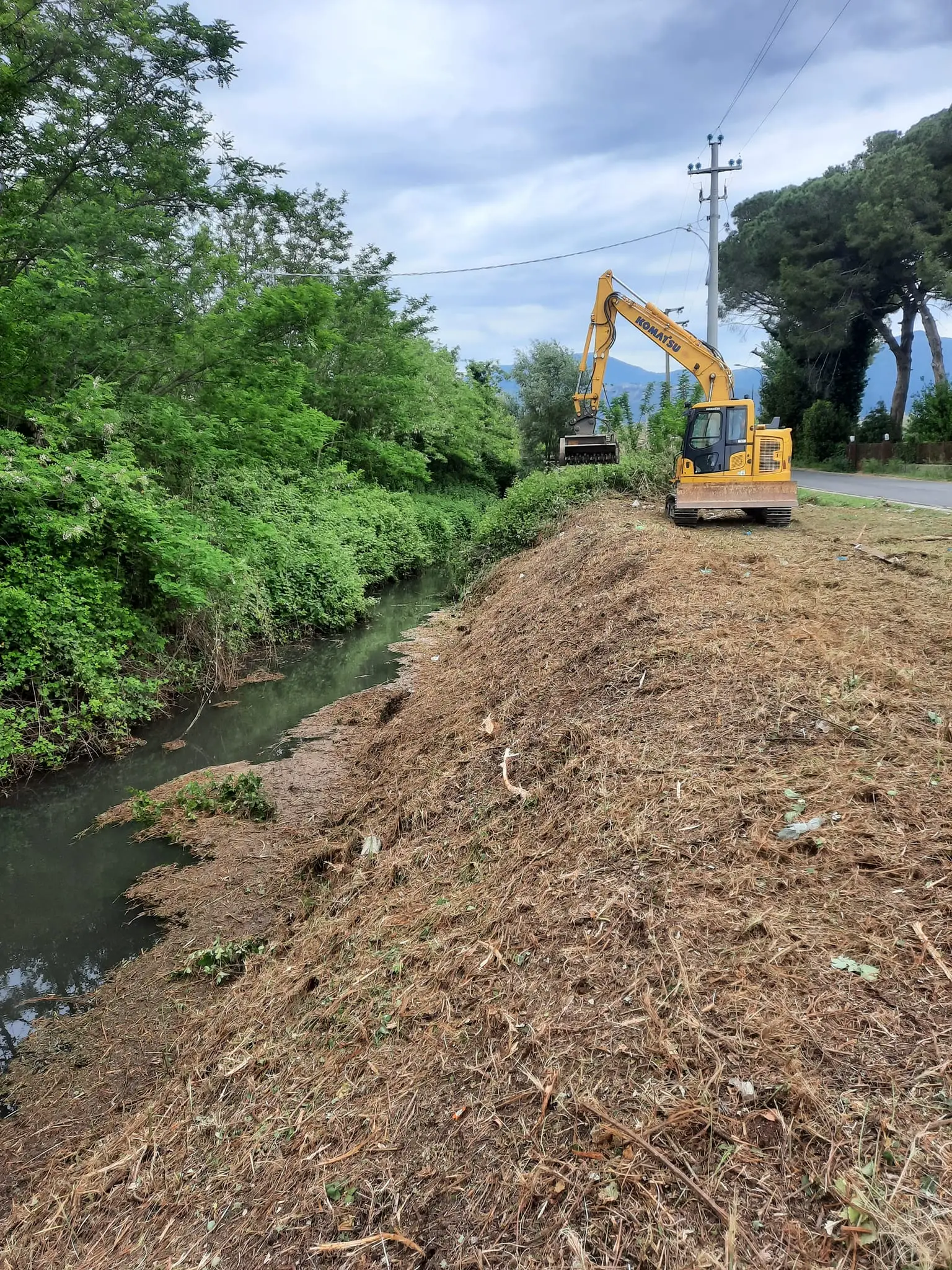 Il trucco economico per livellare il tuo giardino usando solo della sabbia