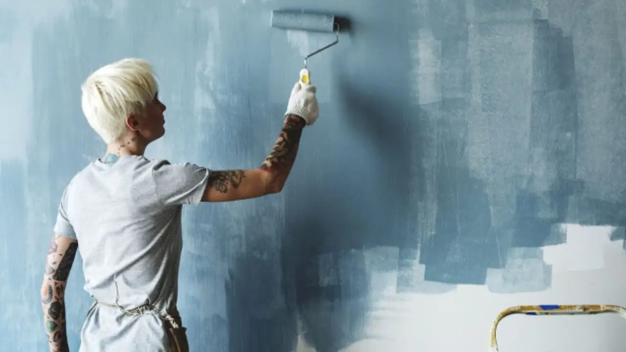 Vuoi tinteggiare casa? Ecco il prezzo orario reale di un imbianchino per non farti fregare