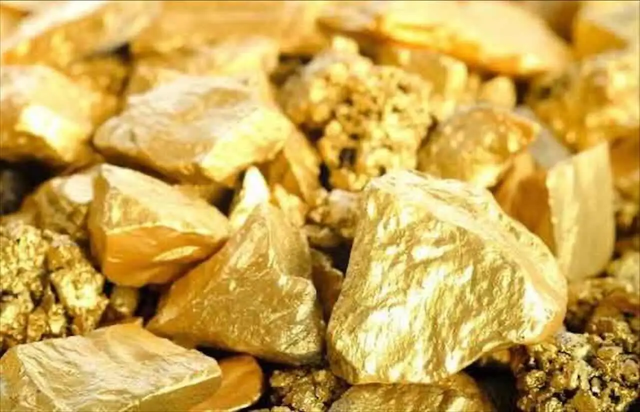 Comprare oro conviene davvero? Ecco cosa succede al suo prezzo in tempi di crisi