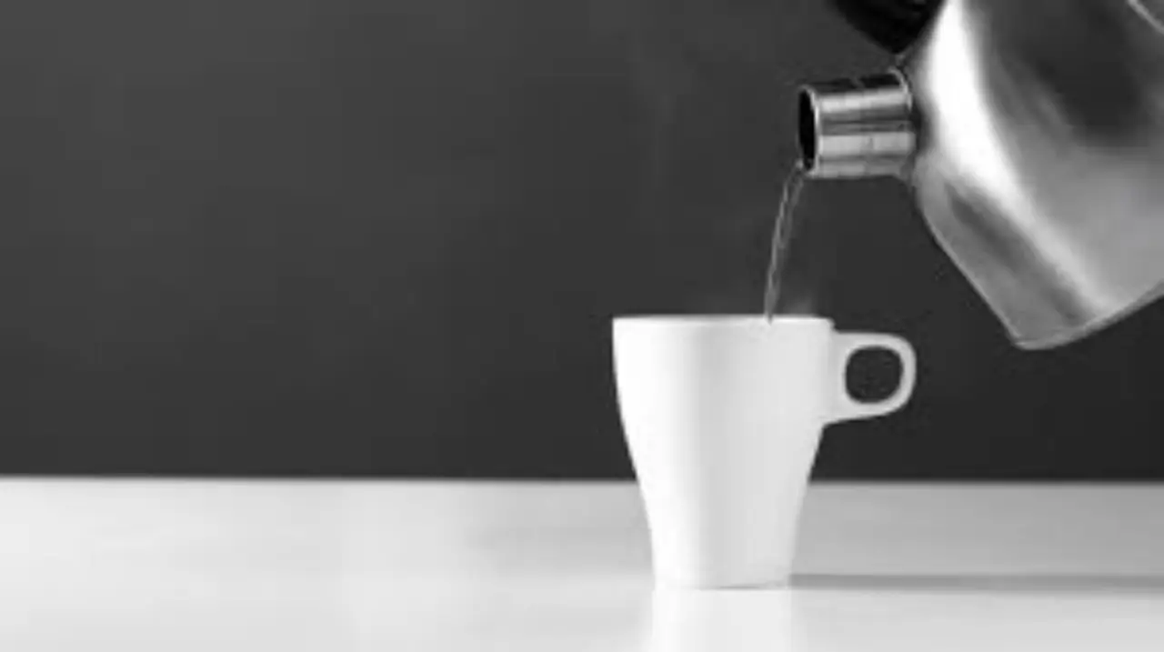 Il sorprendente motivo per cui i cinesi bevono sempre acqua calda: ecco cosa fa al tuo corpo