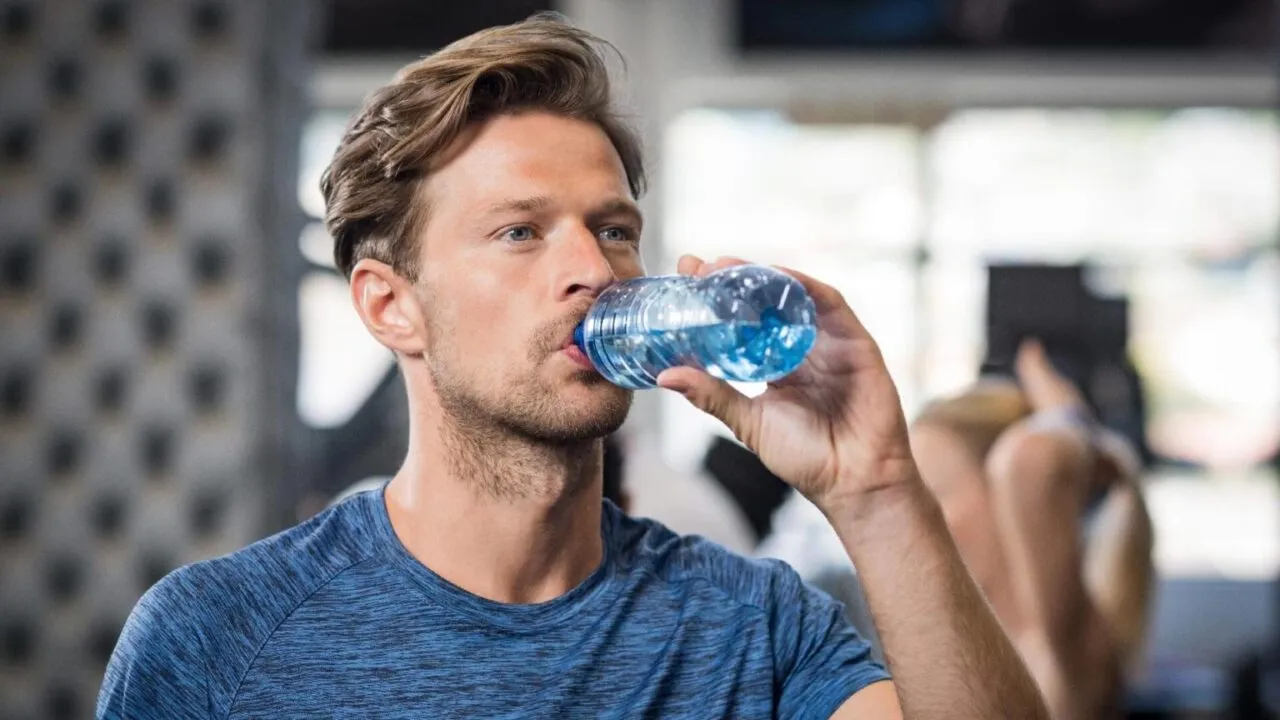 Bevi spesso bevande energetiche? Ecco a quanti caffè corrisponde una sola lattina