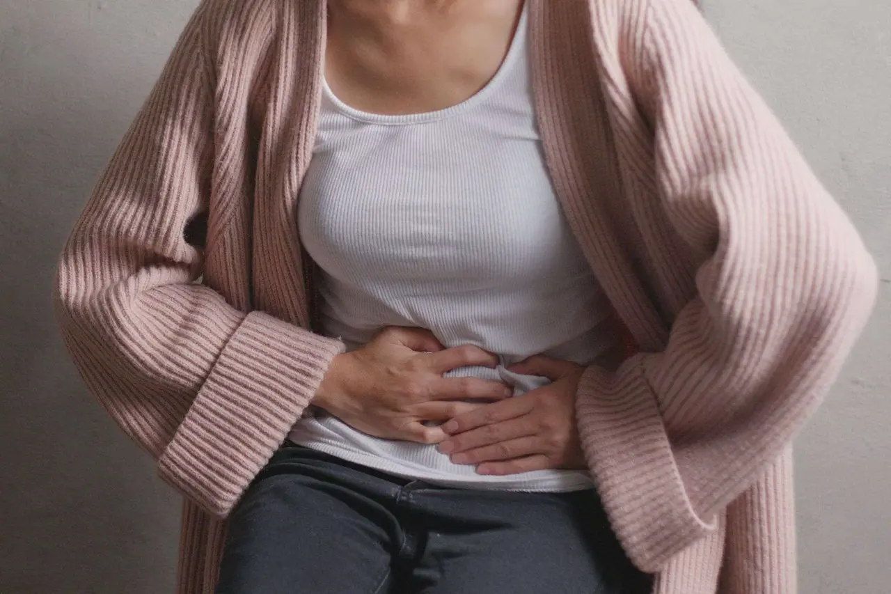 Dolore addominale? Ecco come riconoscere subito se il problema è dell’intestino