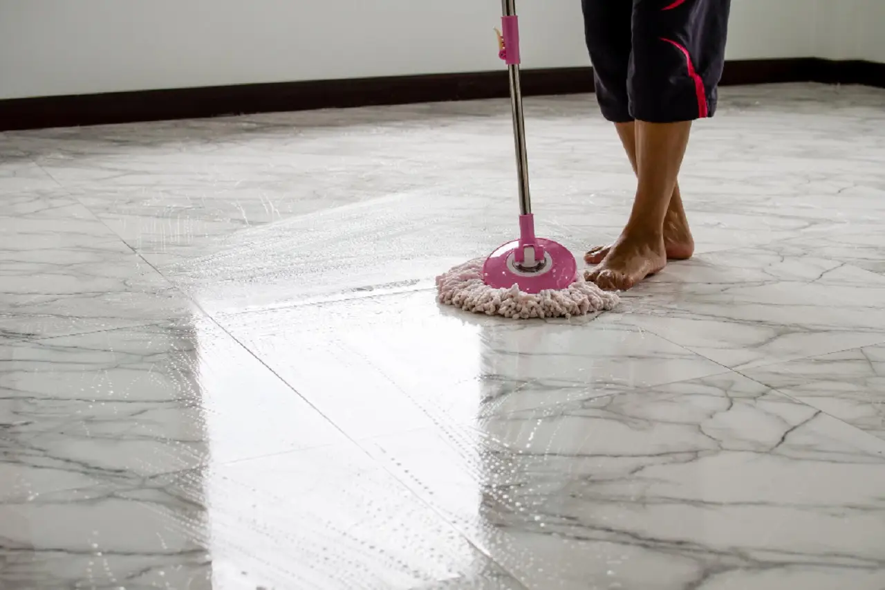 Il pavimento è nero e incrostato? Ecco il metodo definitivo per pulirlo in pochi minuti