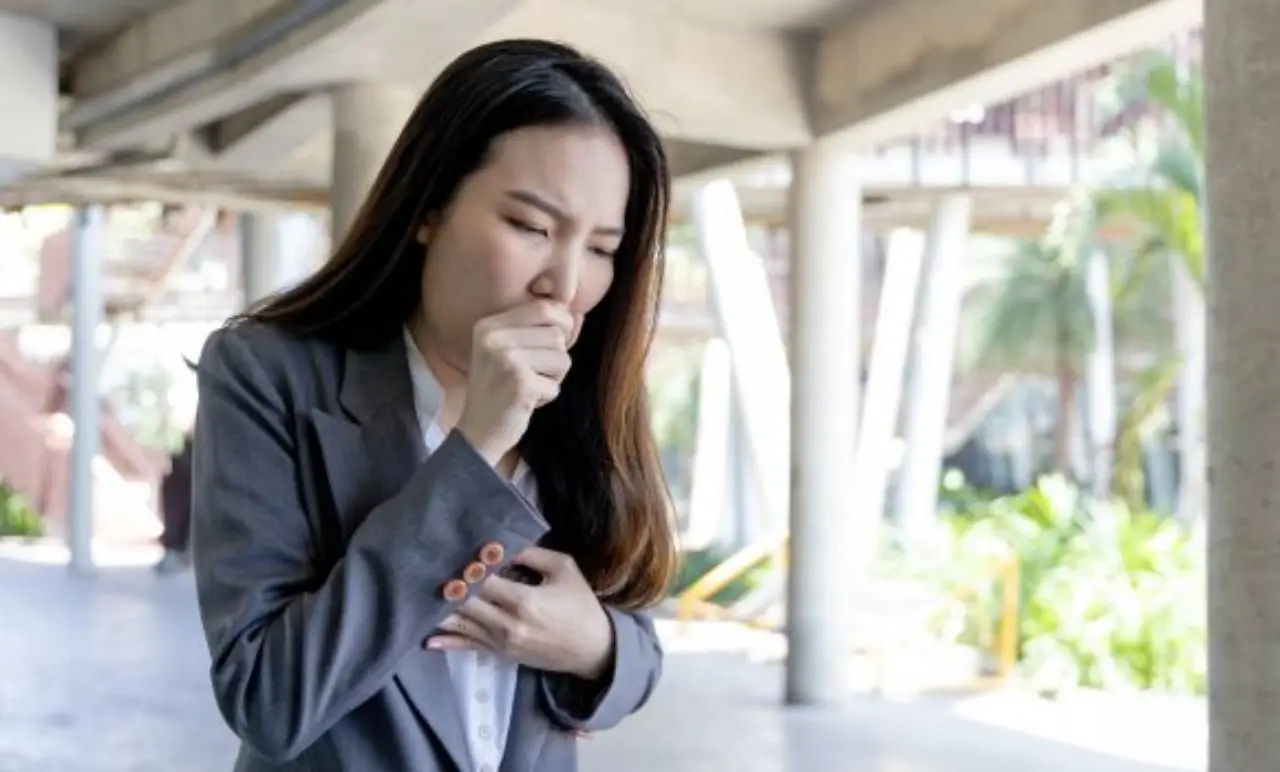 Tosse con muco e senso di soffocamento? Ecco cosa potrebbe essere e come liberarti