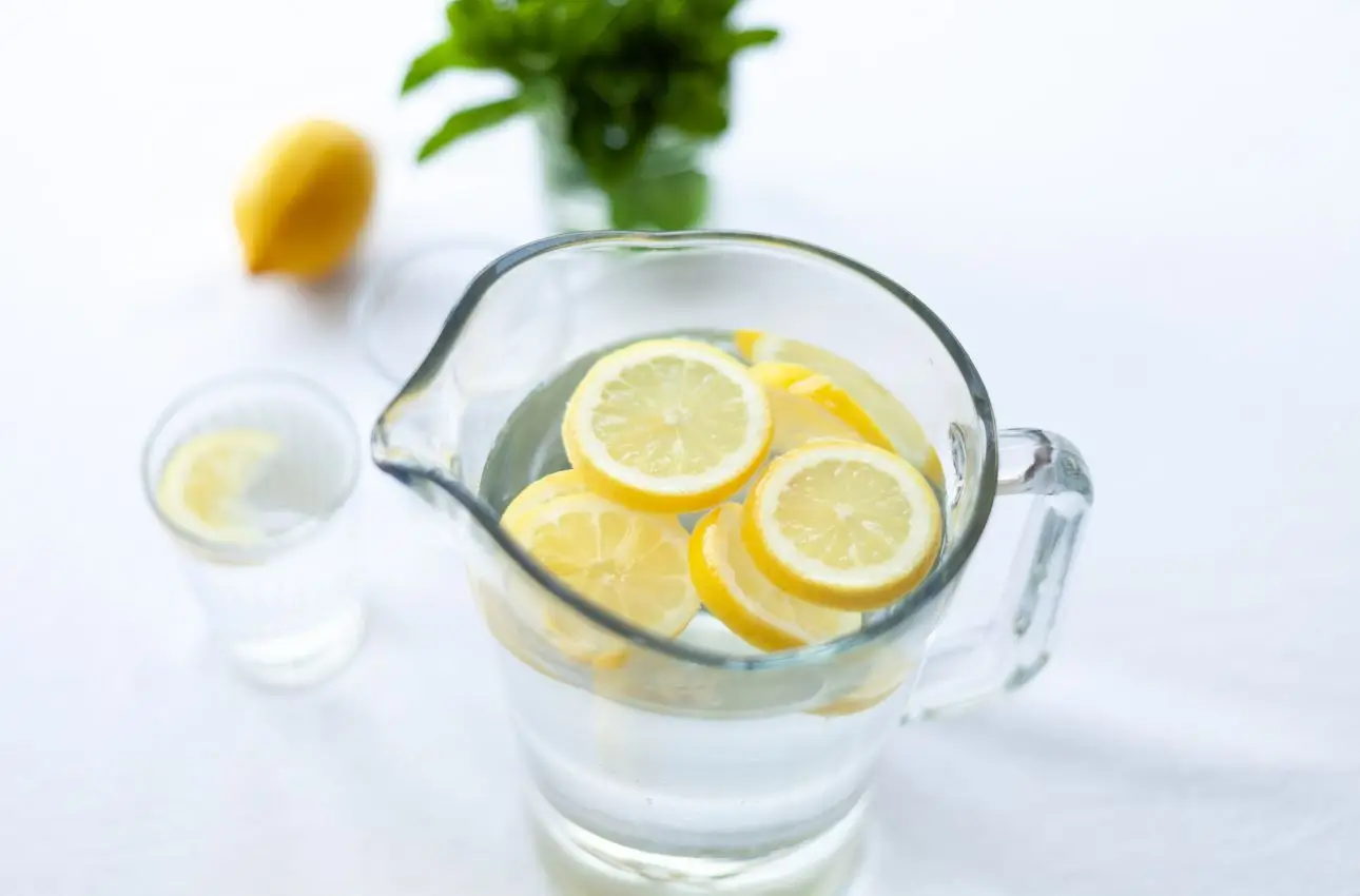 Bevi acqua e limone ogni mattina? Ecco cosa succede davvero al tuo corpo