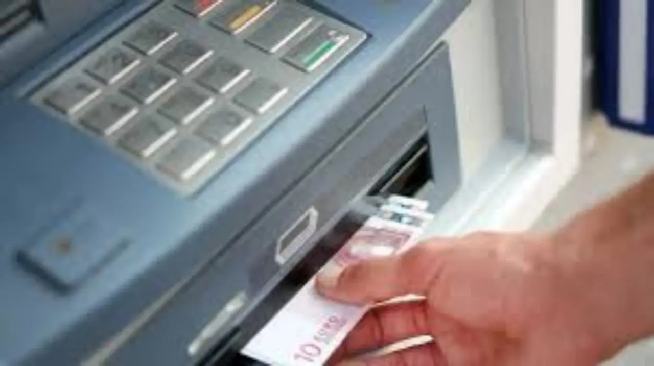 Versamento contanti al bancomat: ecco quando viene accreditato davvero e allerta controlli