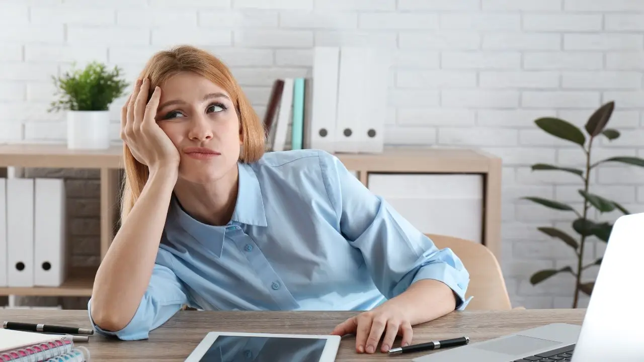 Ti senti apatico e senza energie? Ecco quando questo sintomo è un campanello d’allarme