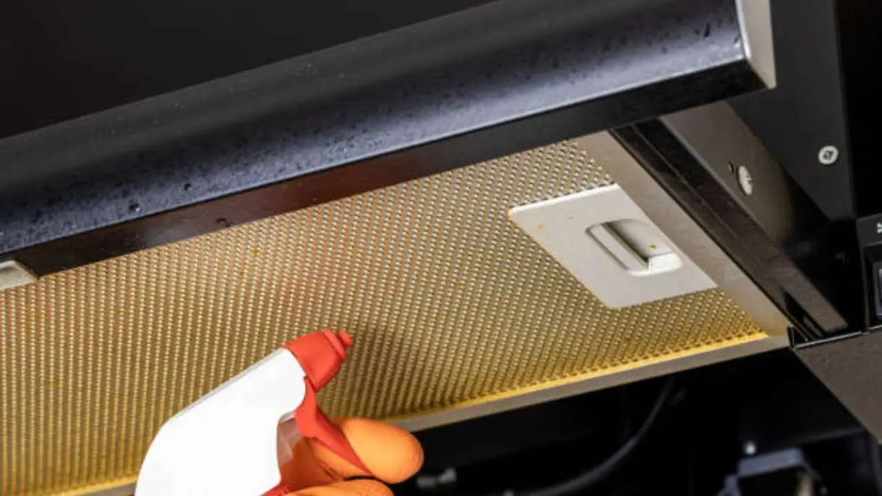 Come si fa a pulire la cappa della cucina unta e appiccicosa? Il metodo per sgrassare i filtri