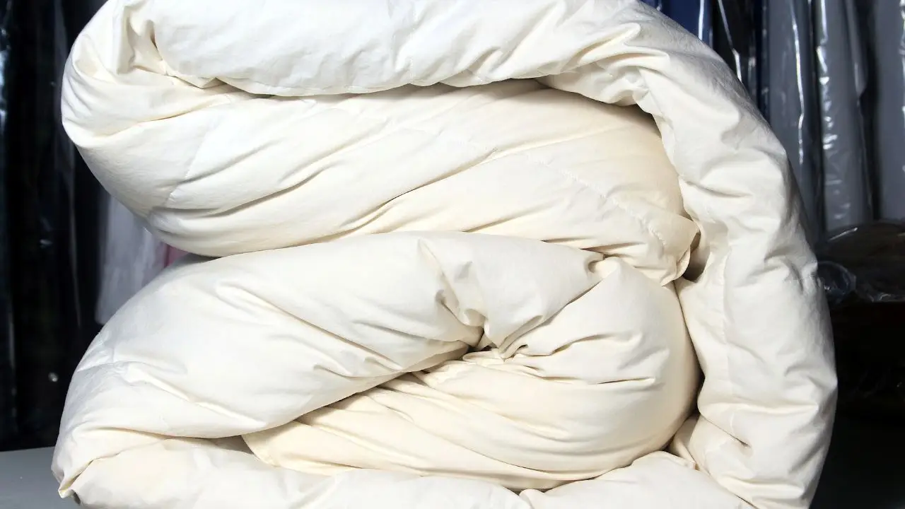 Come si fa a scegliere il piumone giusto per l’inverno? La guida al calore e ai materiali