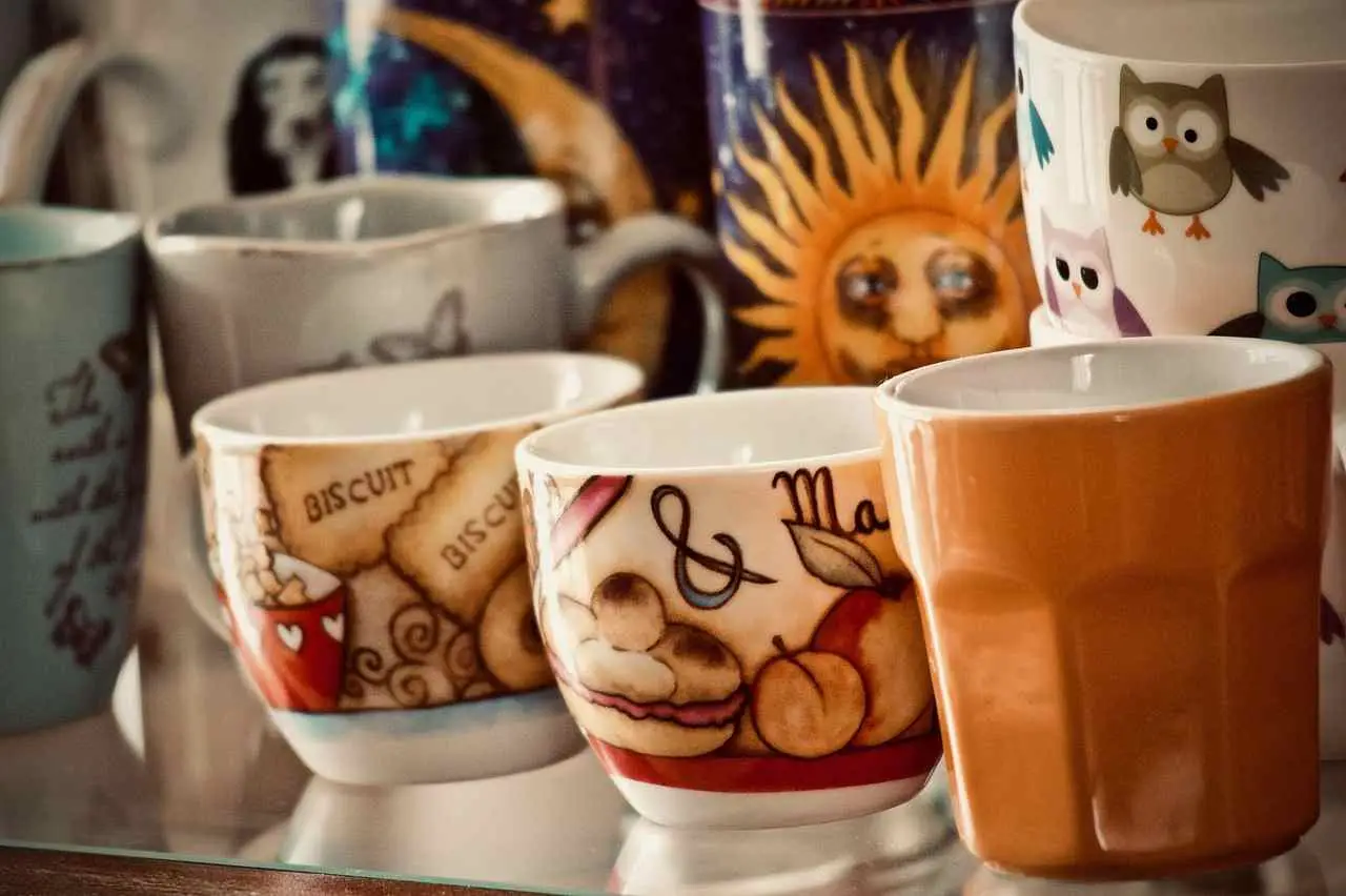 Come si fa a organizzare un angolo caffè a casa? La macchina, le tazze e le cialde in ordine